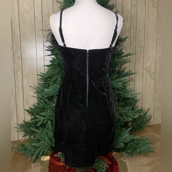New With Tags Francesca’s Black Velvet Mini Dress With A Feathery Neckline - Picture 2 of 5
